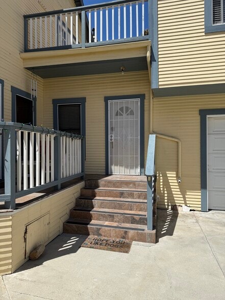 Private Entrance - 305 Emerald St