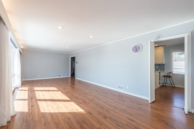 Building Photo - 18 Devon Dr