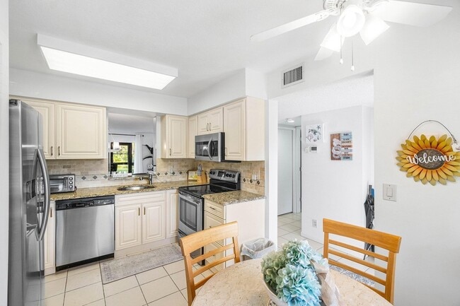 Building Photo - 7321 Amberly Ln