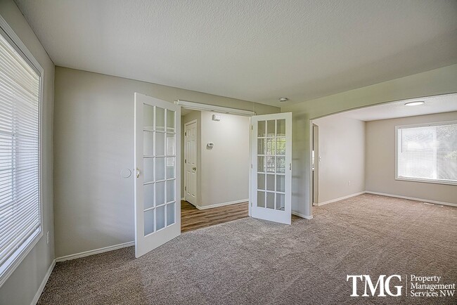 Building Photo - Beautifully Remodeled 3BR Home with Fenced Backyard
