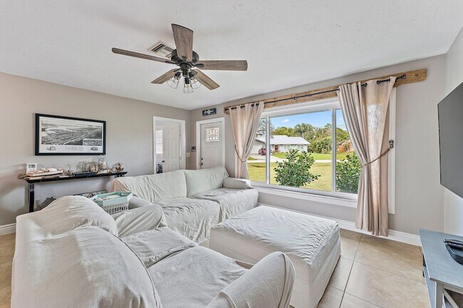 Building Photo - 5854 SE Orange Blossom Trail