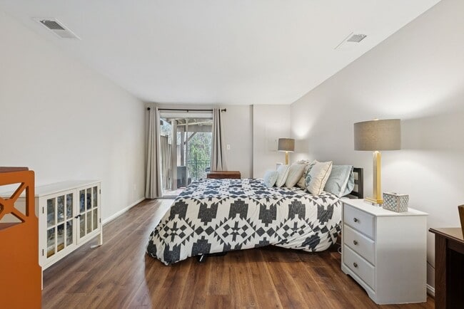 Building Photo - Welcome home to this beautifully updated end-unit townhome in the heart of Kingstowne — one of No...