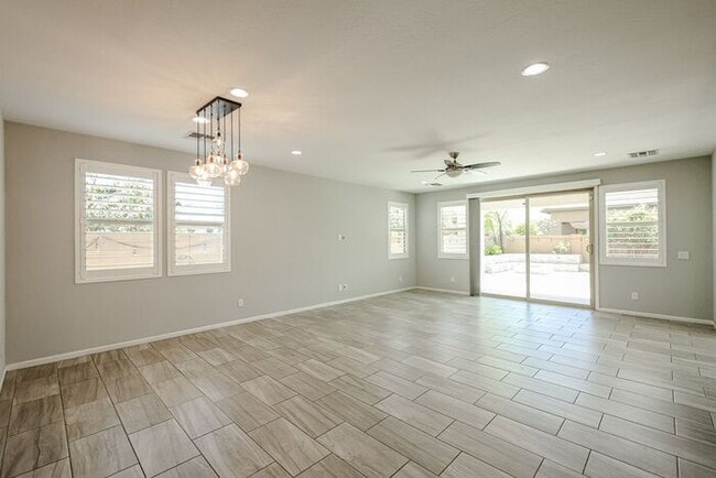 Building Photo - Beautiful 5bedrooms-2Baths Modern Style Home!