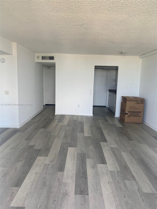 Building Photo - 2075 NE 164th St