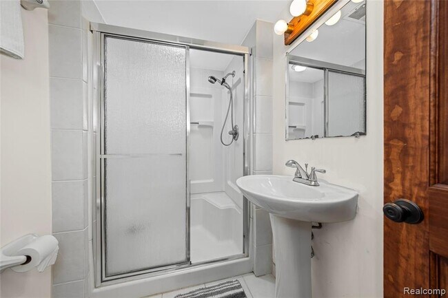 Building Photo - 9510 Beechcrest St