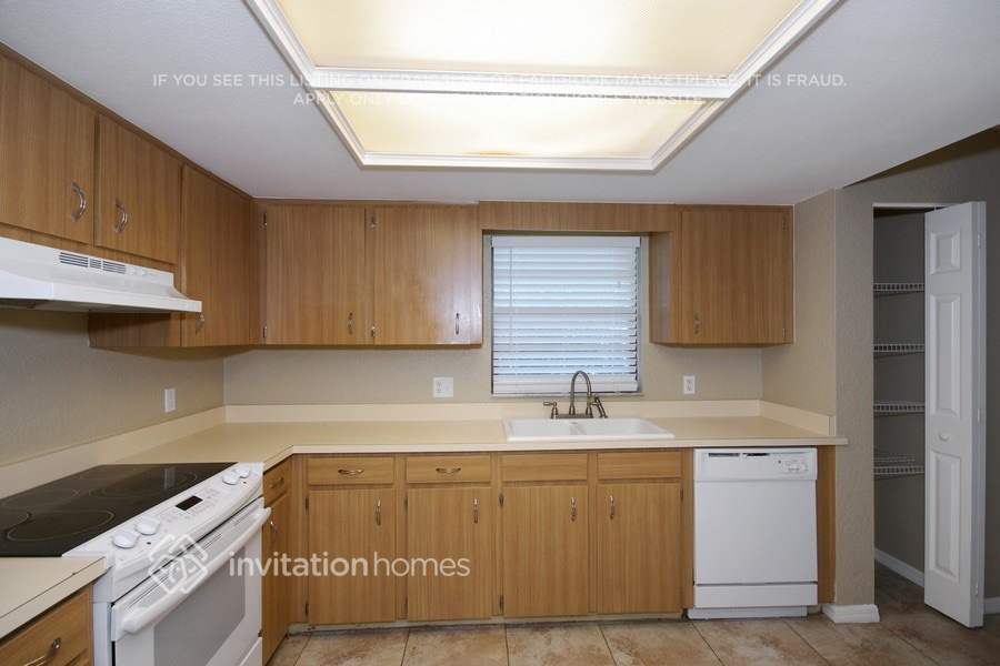 Building Photo - 1904 High Glen Ct N