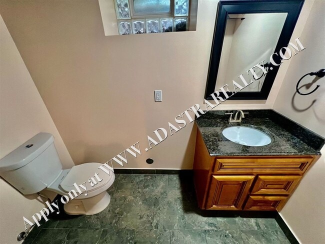 Building Photo - Beautiful 4 Bed 3.5 Bath Home in Fairway-Available NOW!!