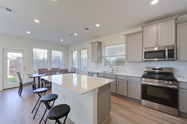 Building Photo - 31918 Holland Arbor Trl