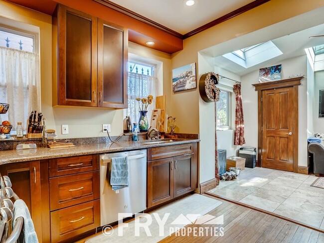 Building Photo - Gorgeous Victorian in Baker/West Wash Park