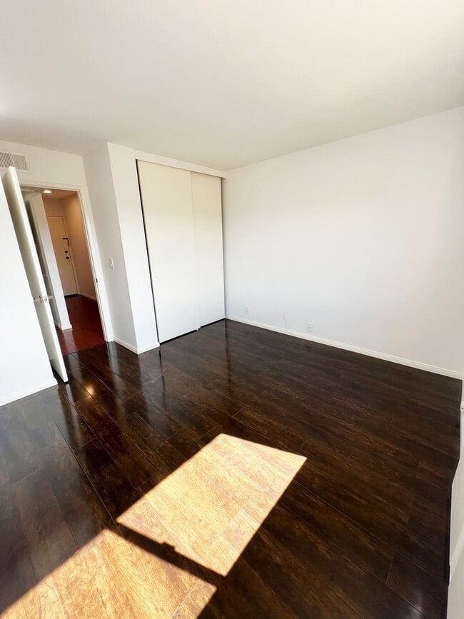 Building Photo - Spacious 2 Bed/2 Bath Condo at Mission Gre...