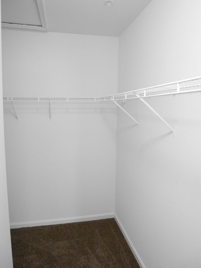 Building Photo - Move in Ready Townhouse!