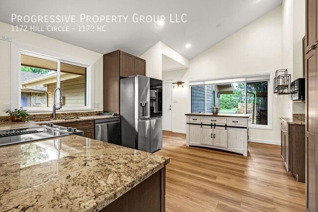 Building Photo - 1172 Hill Cir