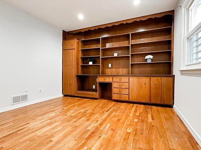 Building Photo - 14 Centre Ln