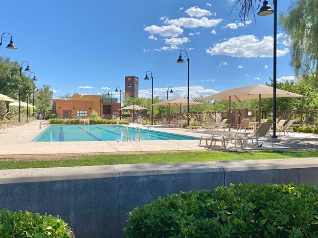 Building Photo - Inviting home with relaxing backyard spa in desirable Henderson location