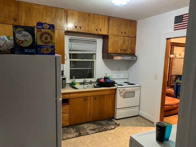 Main floor kitchen - 670 S Governor St