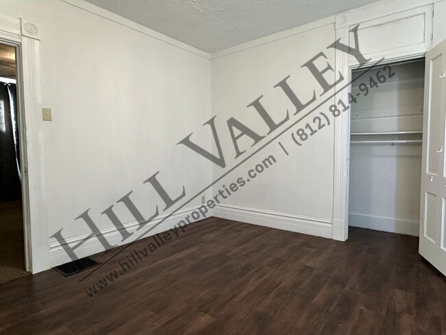 Building Photo - Large four bedroom in Farrington's Grove Historical District