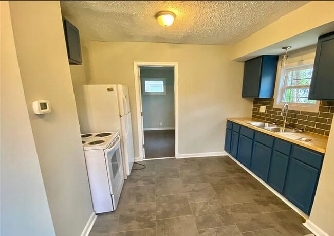 Building Photo - 2624 E 17th St