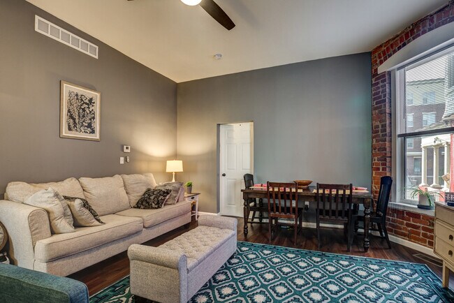 Building Photo - 844 Oak St