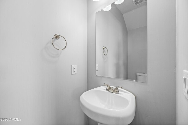 Building Photo - 1013 E Odeum Ln