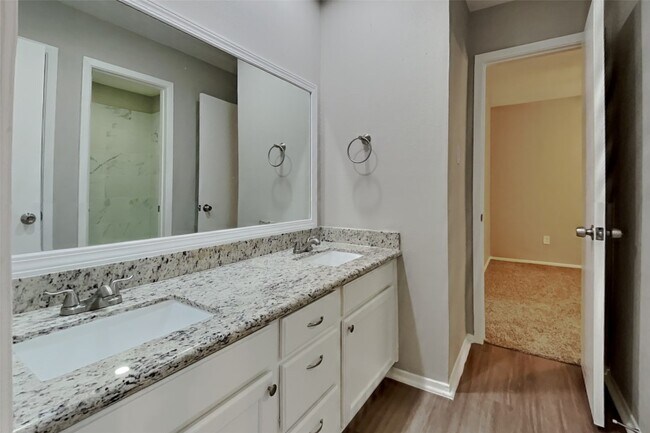 Building Photo - 21610 Crescent Heights St