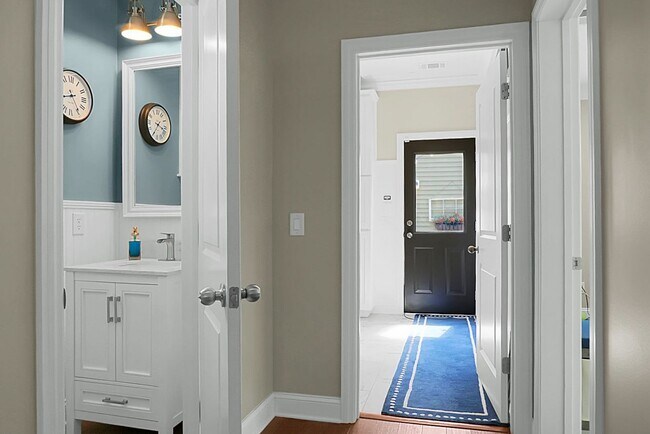 Building Photo - Johns Island 4BR, 2.5 BA Gem: Features Wood Floors, 2-Car Garage, & Community Pool