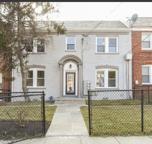 Building Photo - 1343 Bryant St NE