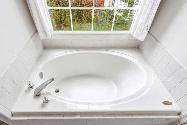 Building Photo - 210 Eisenhower Ct