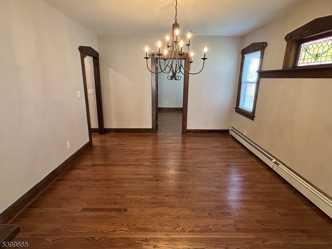 Building Photo - 256 E 7th St