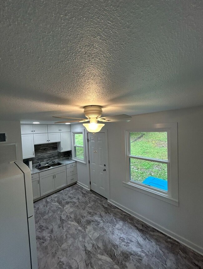 Building Photo - 3024 Brambleton Ave SW