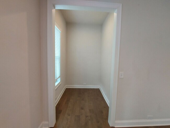 Building Photo - Large 3 Bedroom Luxury Townhome on Silver ...
