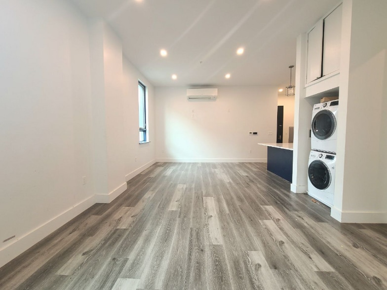 Building Photo - 715 Park Ave