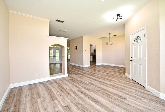 Building Photo - Lovely Remodeled 4/2 Home