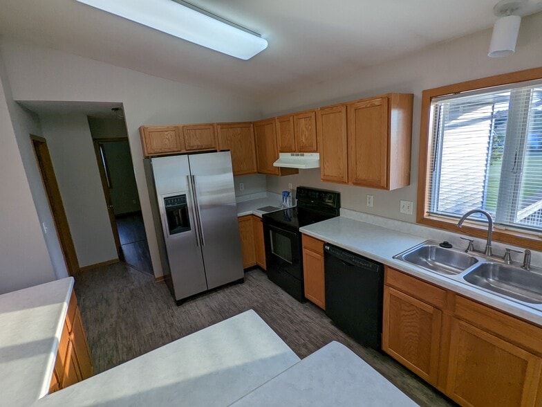 Kitchen - 5212 Black Walnut Dr