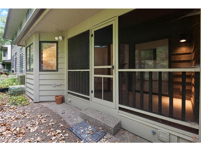 Building Photo - 5546 Village Dr