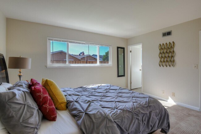 Building Photo - 546 Woodstock Way