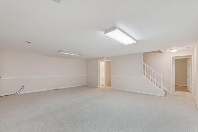 Building Photo - Spacious, Renovated Townhome Near Vienna M...