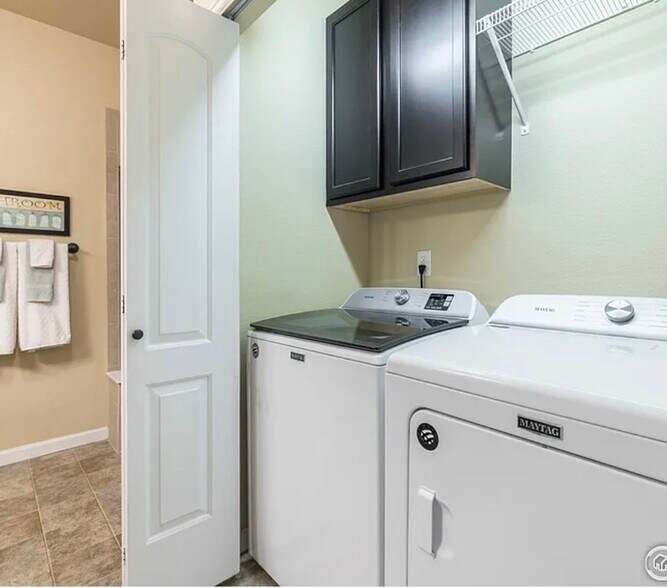 Guest bath includes washer/dryer - 4925 Hahns Peak Dr