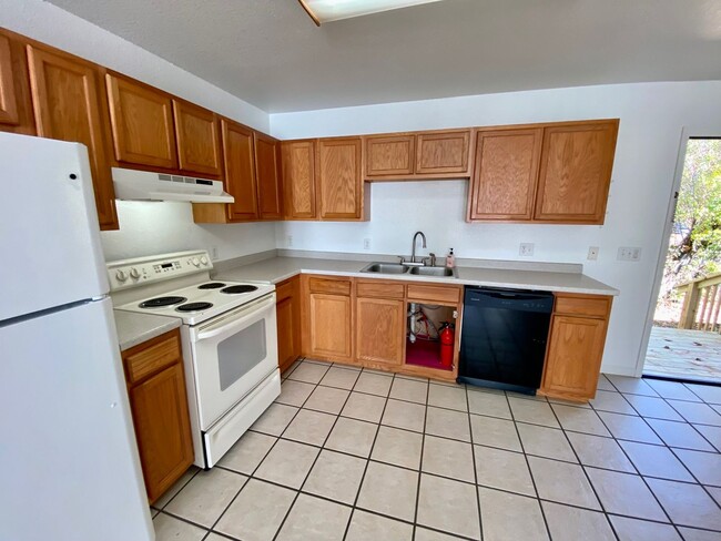 Building Photo - Candler - Two Bedroom updated apartment