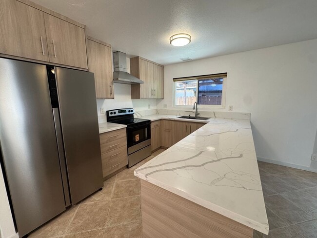 Building Photo - 4 bedroom - 2 Bathroom