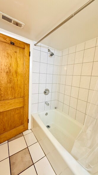 Building Photo - 5843 W Warwick Ave