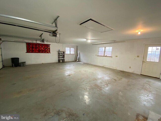 Building Photo - 2063 Hill Rd