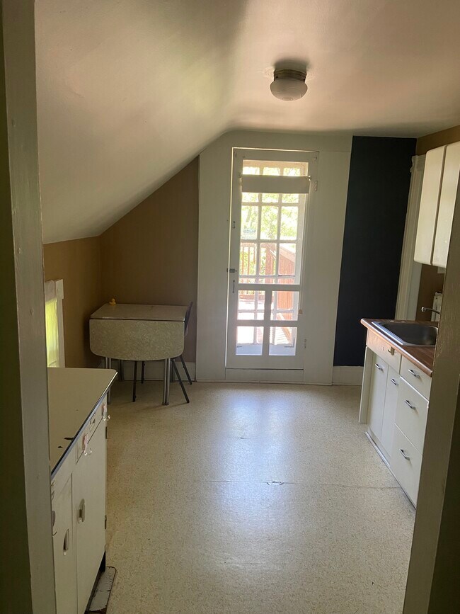 Building Photo - 801 S Main St - Free Garage Parking Included!