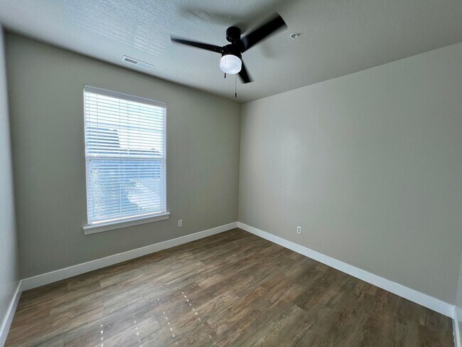 Building Photo - Lovely Top Level Condo For Rent