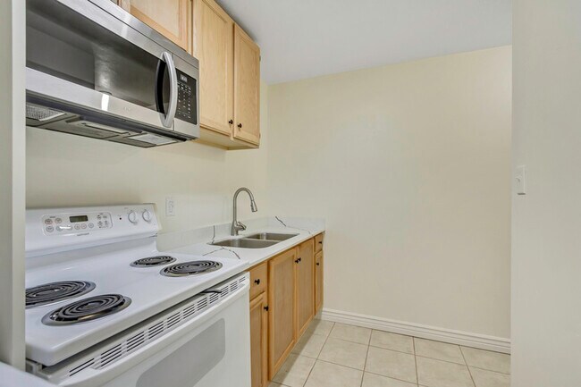Building Photo - 692 E 180 N