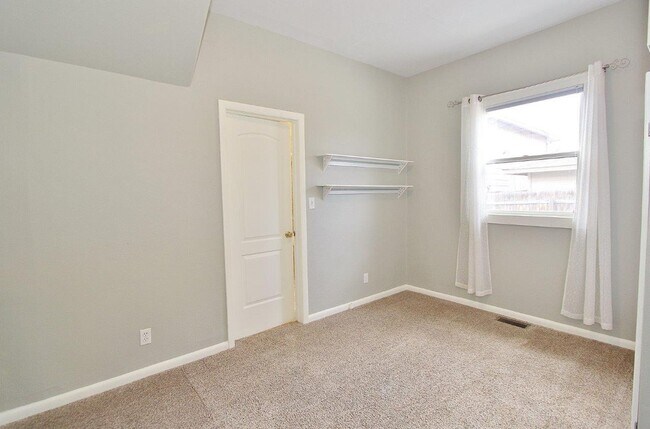 Building Photo - Charming Single-Level Cottage Style Home