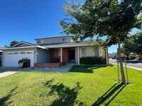 Building Photo - $4,290 / BEAUTIFUL BROOKVALE HOME IN CENTR...