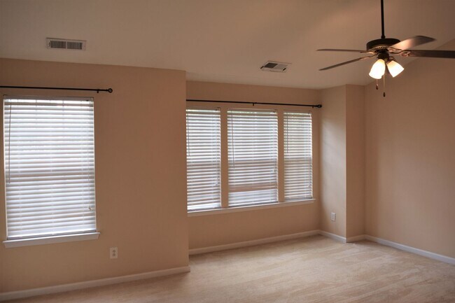 Building Photo - Beautiful Townhome - Great Location