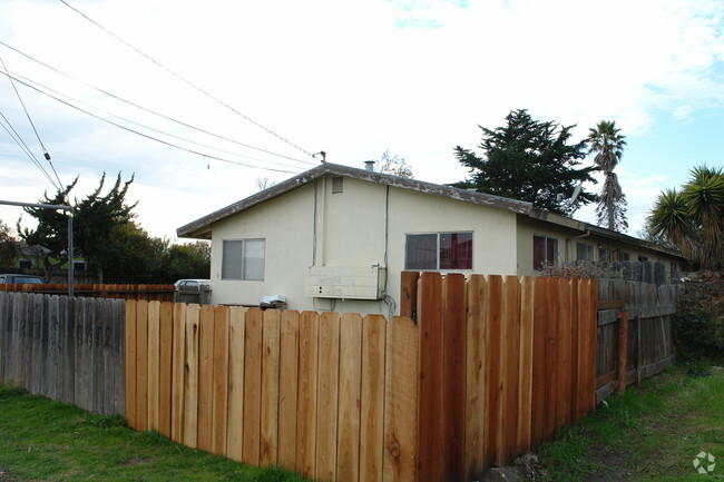 Building Photo - 431 Hyland Dr