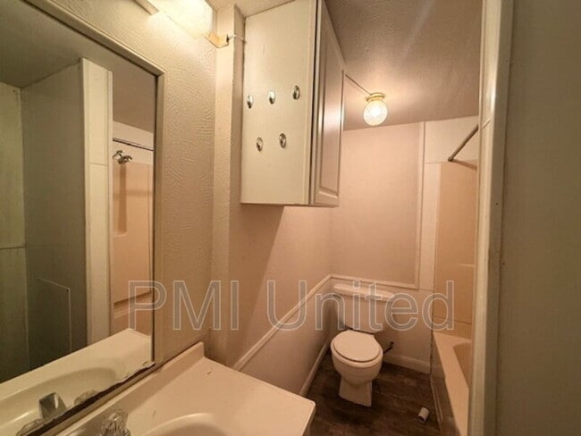 Building Photo - 505 N Broughton St