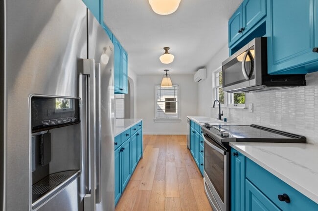 Building Photo - 2Bd/1Ba Seattle Duplex